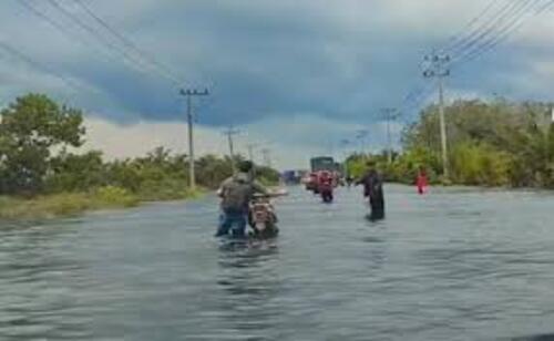 Banjir di jalan intas timur. (Foto: Int)